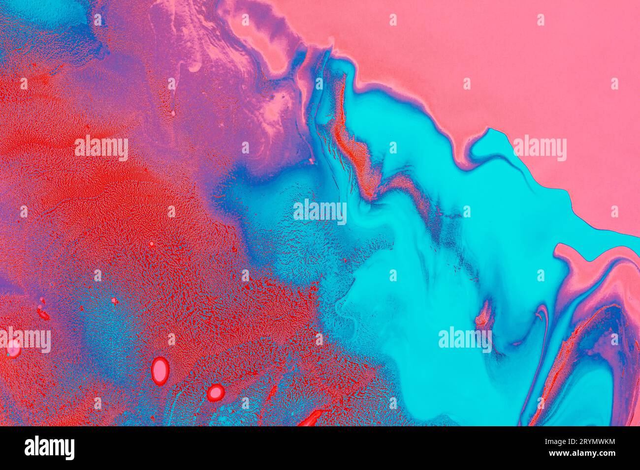 Liquido acrilico art. Onde rosse e ricci blu accesi. Sfondo o texture al neon astratti Foto Stock