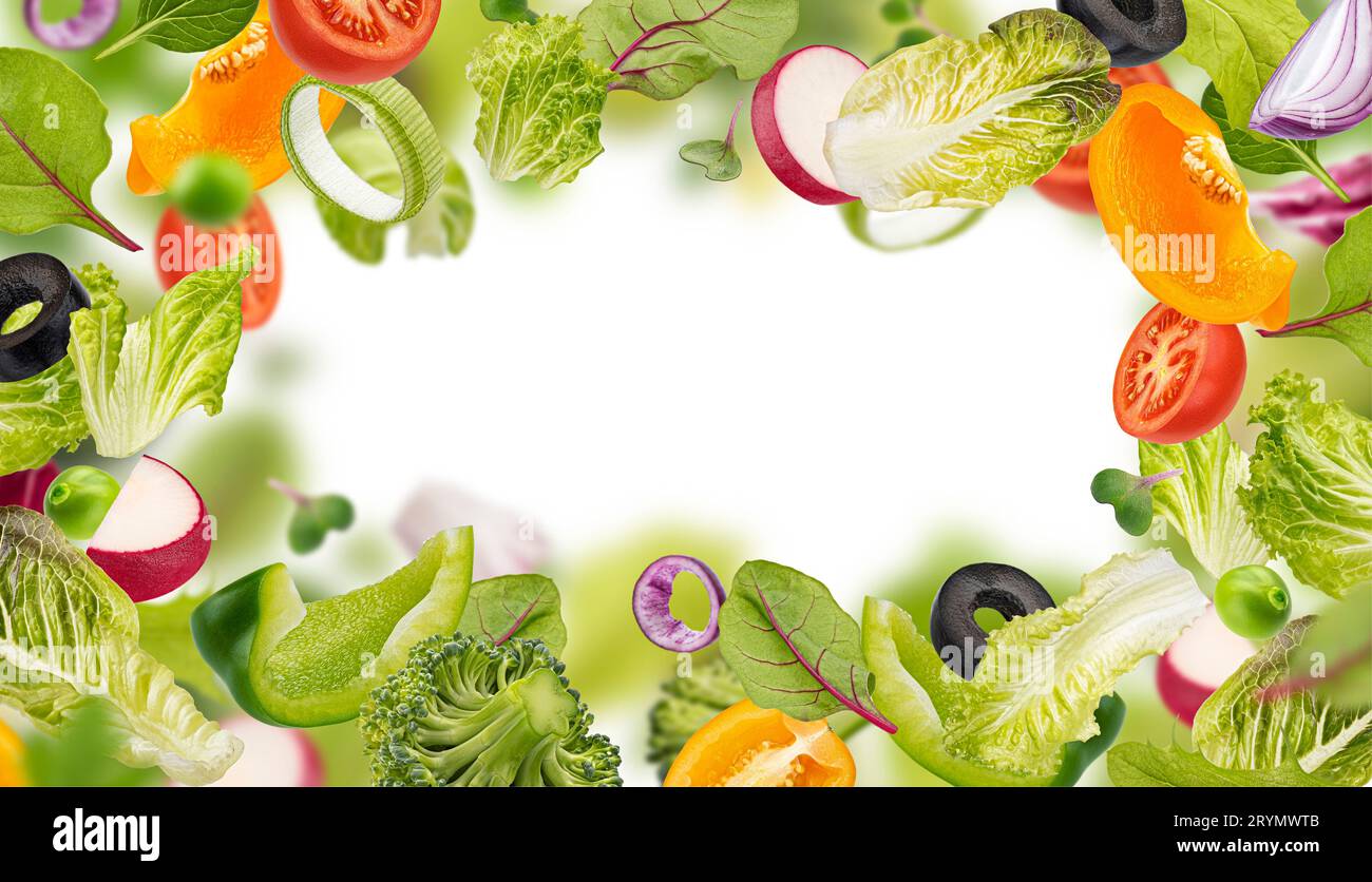 Foglie fresche di insalata, mix di verdure tagliate, cornice di ingredienti alimentari sani Foto Stock