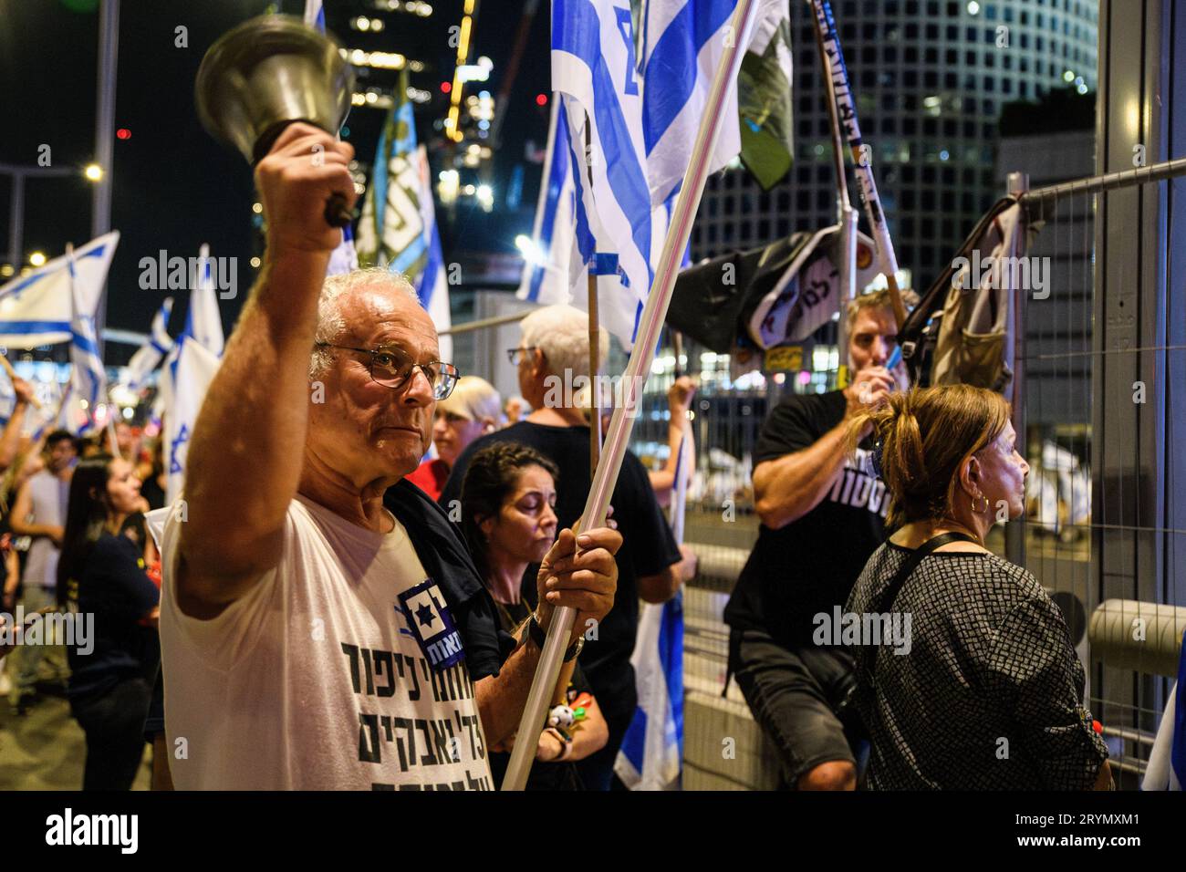 Tel Aviv, Israele. 30 settembre 2023. Un guerriero dello Yom Kippur suona un campanello durante una manifestazione contro la riforma giudiziaria. Credito: SOPA Images Limited/Alamy Live News Foto Stock