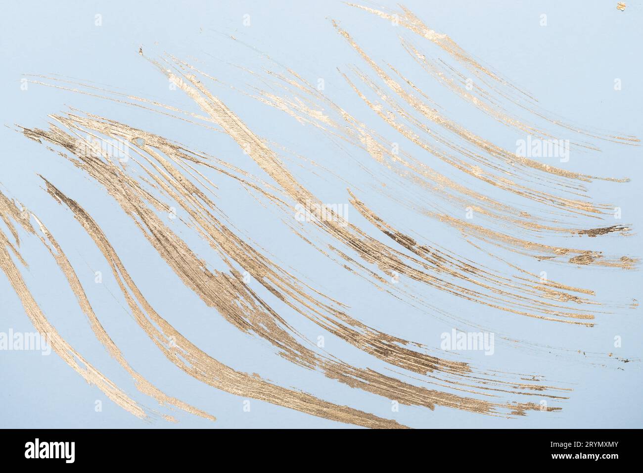 Tratti astratti del pennello di potal oro su sfondo o texture di carta pastello blu Foto Stock