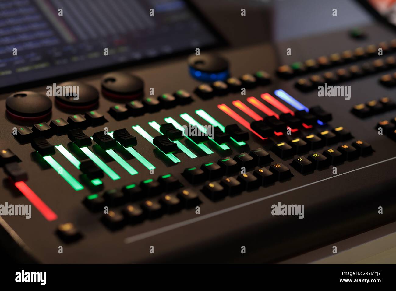Ruote, chiavi e fader sulla console di comando illuminazione. Messa a fuoco selettiva. Foto Stock