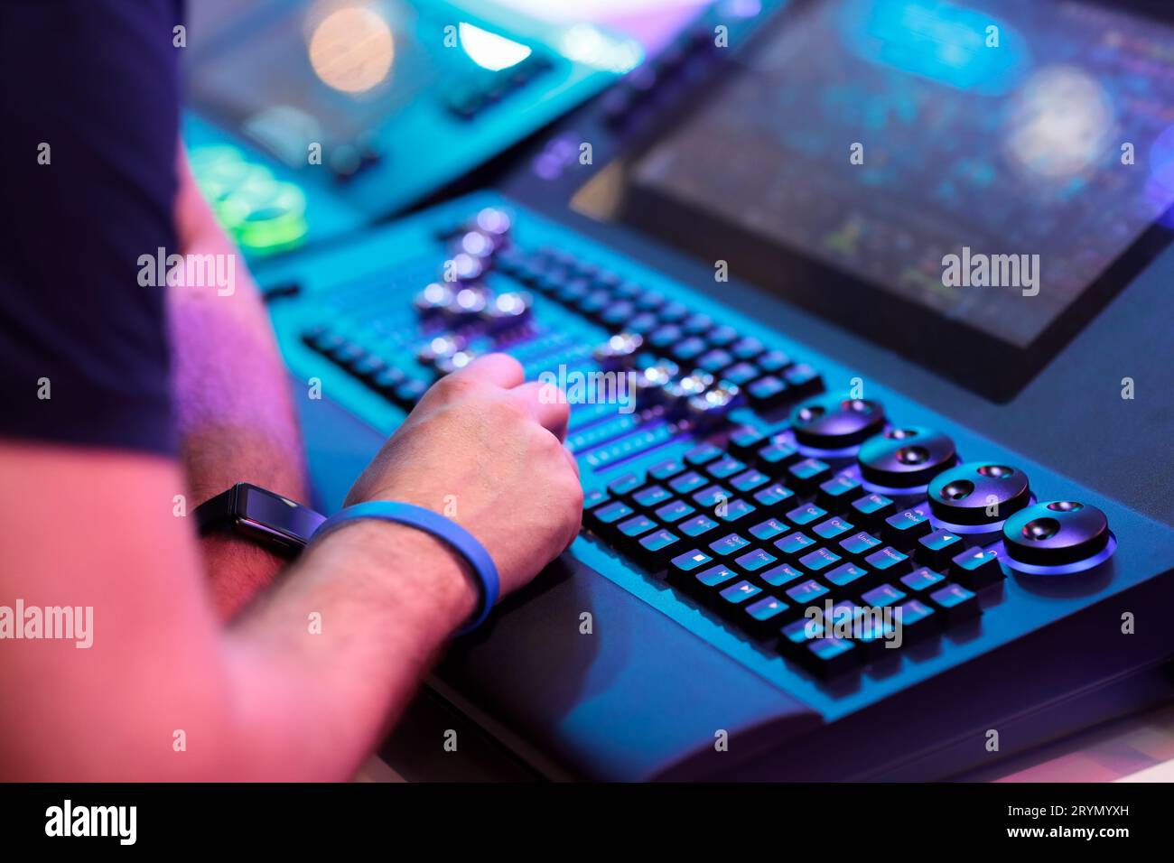 Operatore pannello luci che lavora sulla console di comando illuminazione tavolino. Messa a fuoco selettiva. Foto Stock