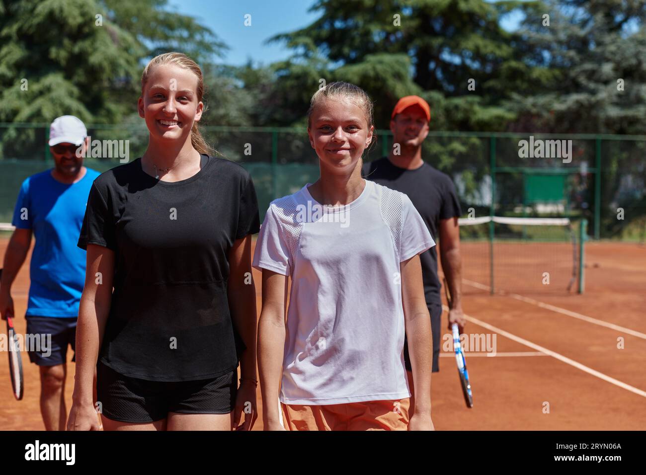 Tennis club insieme dopo un duro allenamento, mostrando la loro dedizione, duro lavoro, e lavoro di squadra. Foto Stock