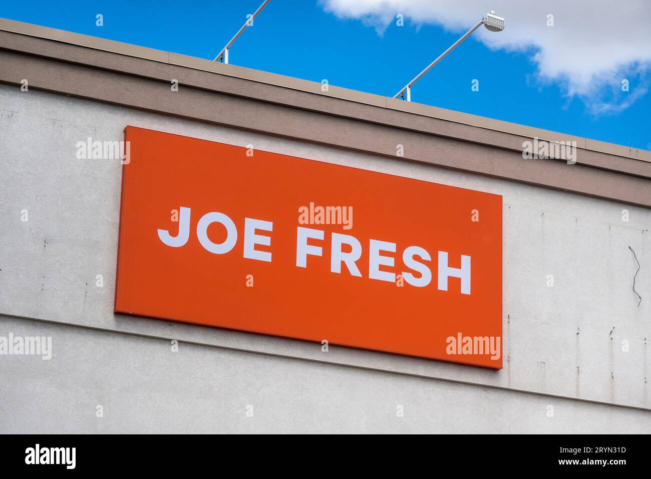 Calgary, Alberta, Canada. 22 maggio 2023. Un negozio di insegne Joe Fresh Cloths. Foto Stock