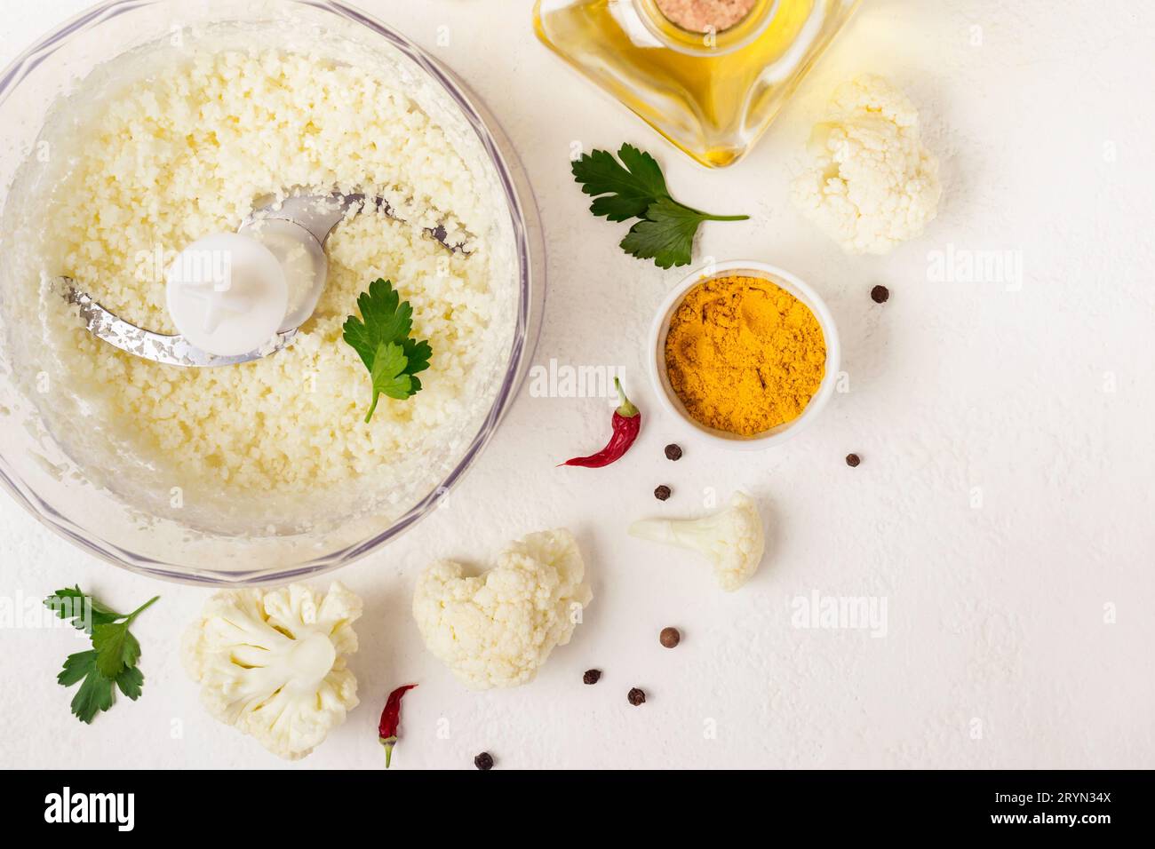 Recipiente del frullatore con riso a cavolfiore preparato al momento e ingredienti Foto Stock