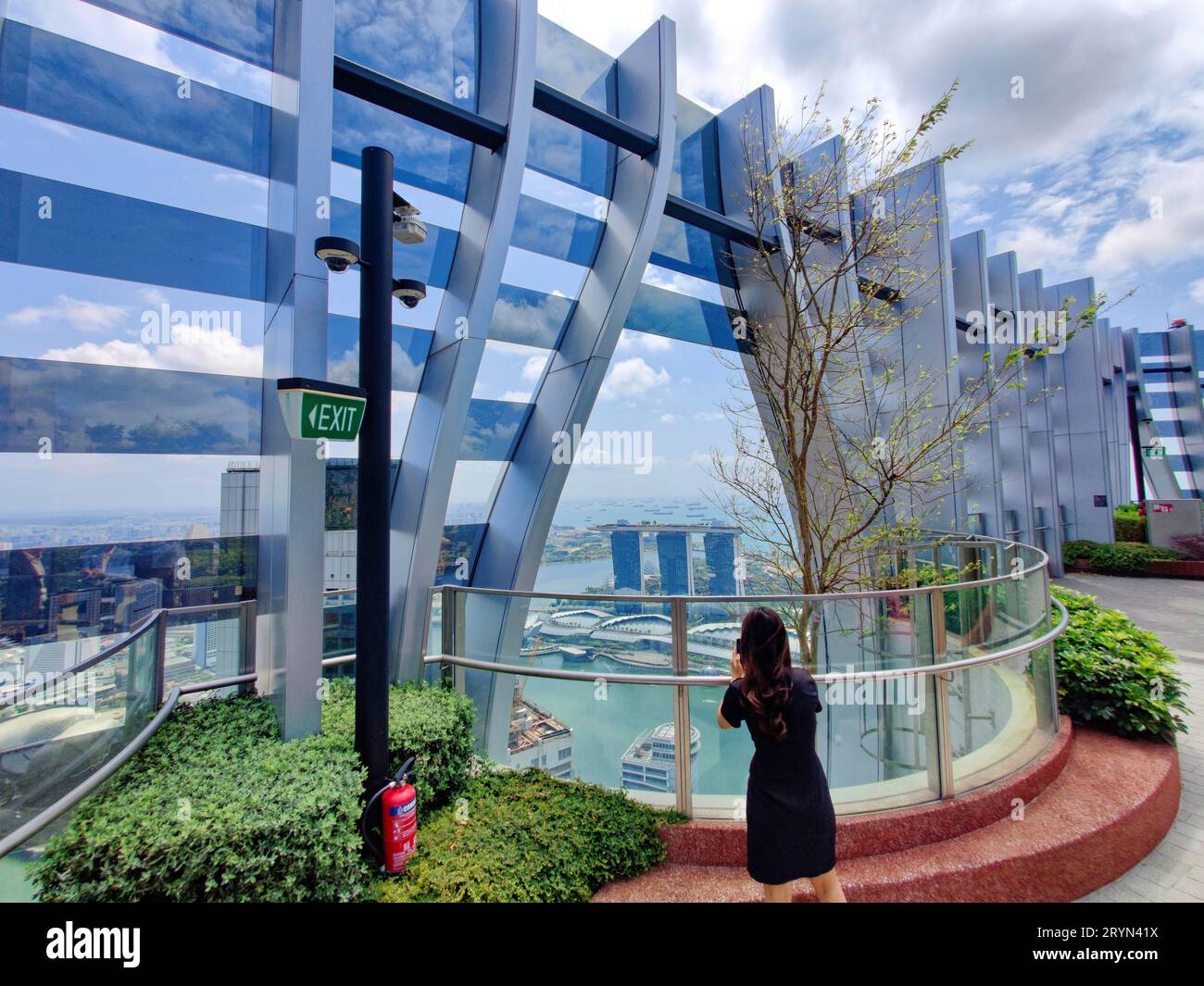 Giardinaggio urbano sul tetto dell'edificio capita Spring, vista del Marina Bay Sands Hotel, Singapore Foto Stock