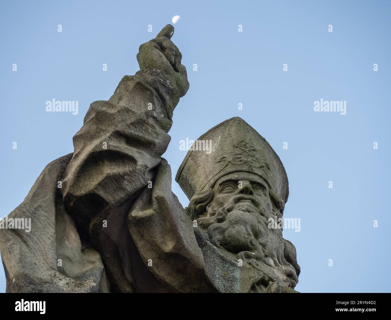 Scultura, San Kilian, statua di San Kilian sul vecchio ponte principale, luna, Wuerzburg, bassa Franconia, Baviera, Germania Foto Stock