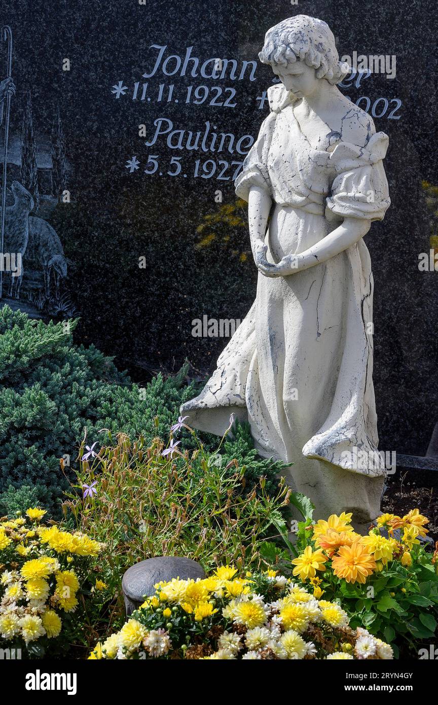 Lapide con figura femminile in lutto e decorazione floreale, Bad Groenenenbach, Baviera, Germania Foto Stock