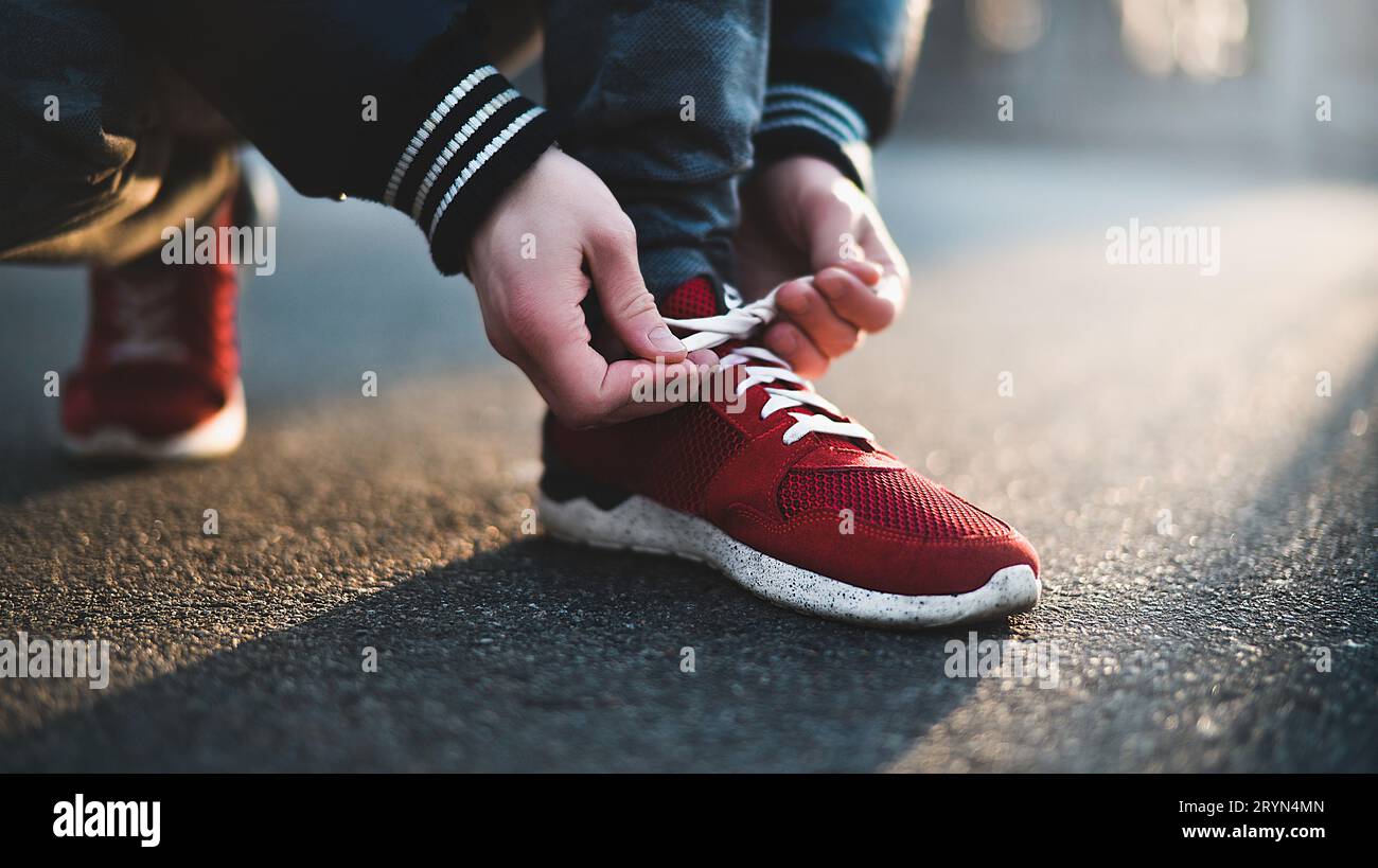 Primo piano di sneakers sportive da abbinare. Jogging nel parco Foto Stock