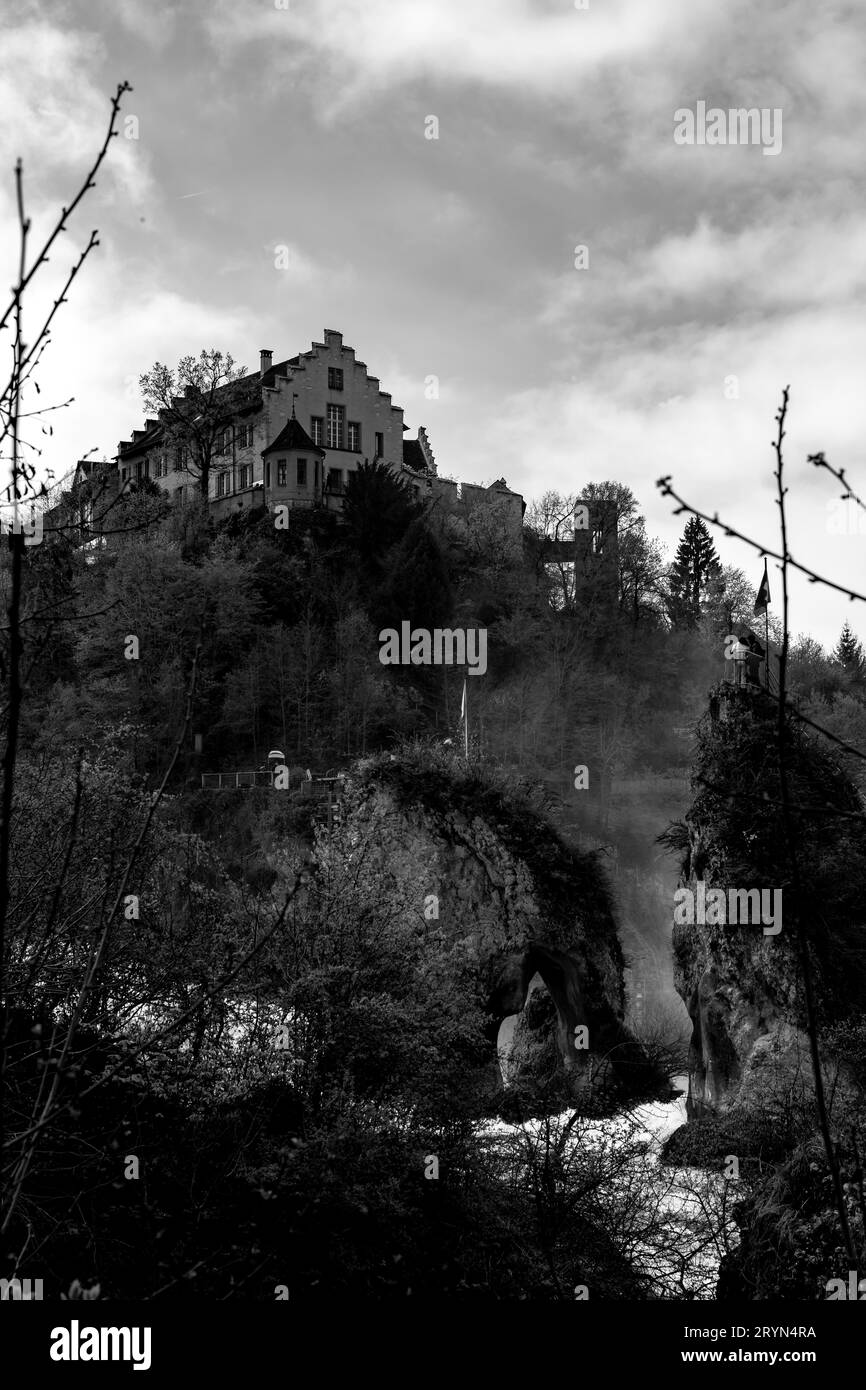 Cascate del Reno e bandiera svizzera con il castello Laufen a Neuhausen, Sciaffusa, Svizzera Foto Stock