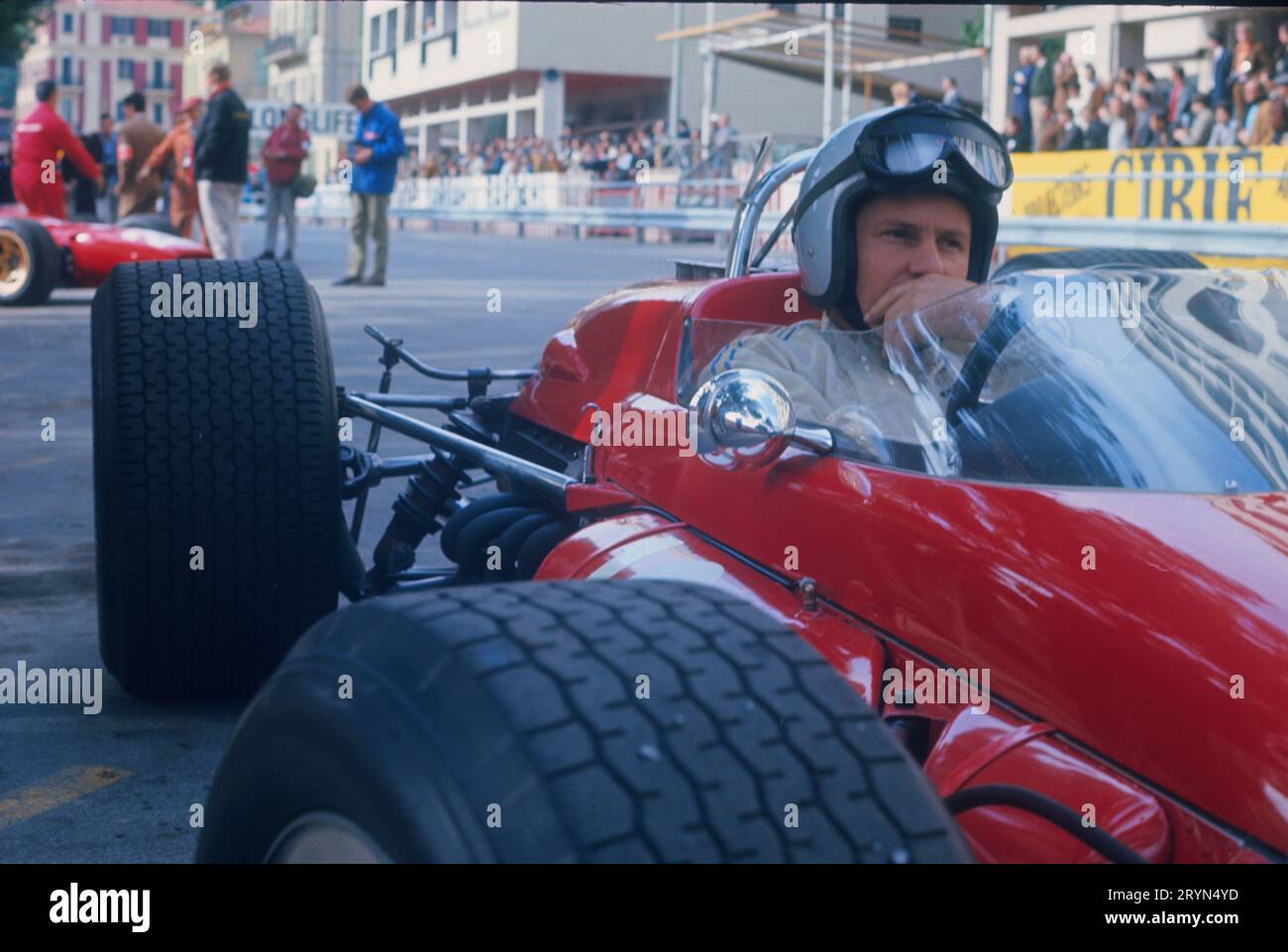 Formula 1: Bruce McLaren nella M4B prima del Gran Premio di Monaco, 1967. Foto Stock