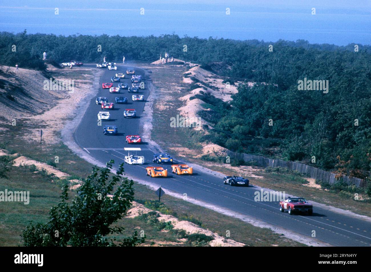 Serie CAN-AM (Canadian-American Challenge Cup), Chevron Grand Prix. Bridgehampton 1967. Le auto seguono il passo durante il giro di riscaldamento. Dan Gurney è visto in 1° posizione ma qualificato 3° Pole position fu Denny Hulme, con Bruce McLaren 2° (entrambi alla guida di una McLaren M6A Chevrolet), seguito da Chaparral 2E di Jim Hall, Lola T70 Mk 3 di George Follmer e Lola Mk 3B di John Surtees (tranne per la 2 McLarens, non l'ordine di partenza effettivo). La gara fu vinta da Hulme, con McLaren che finì secondo.. Foto Stock