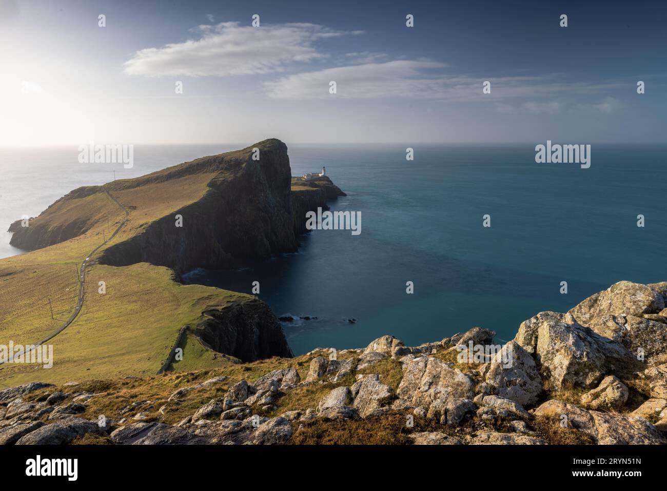 Un promontorio di terra a ovest dell'isola, alla fine del quale si trova un piccolo faro. Neist Point. Con il bel tempo si possono vedere le Ebridi esterne Foto Stock