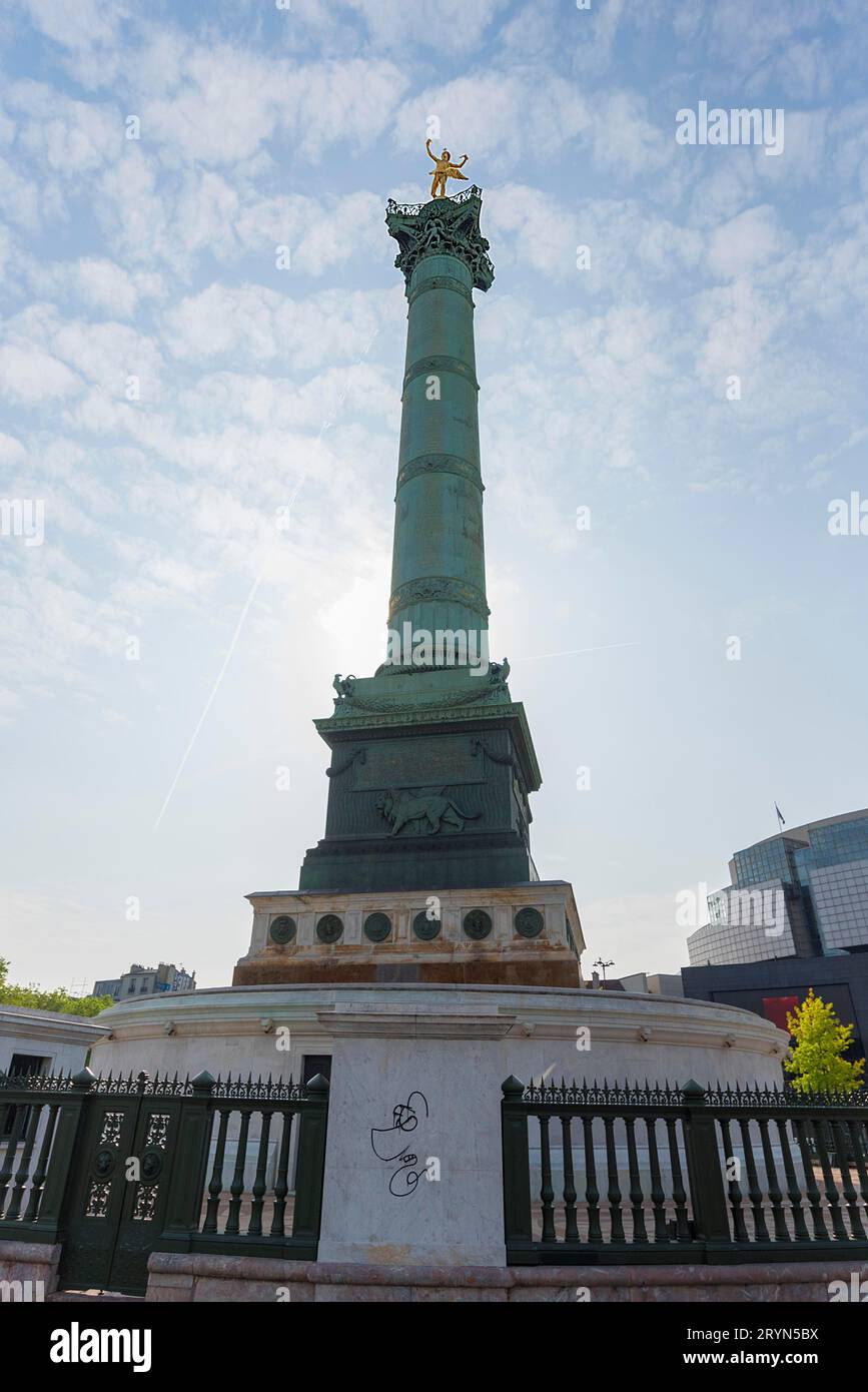 La colonna di luglio su Place de la Bastille in controluce, Parigi, Francia Foto Stock