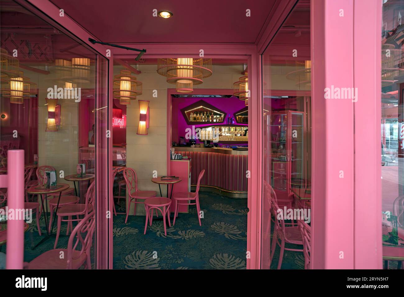 Vista di un ristorante con bar, tutto in rosa, Parigi, Francia Foto Stock
