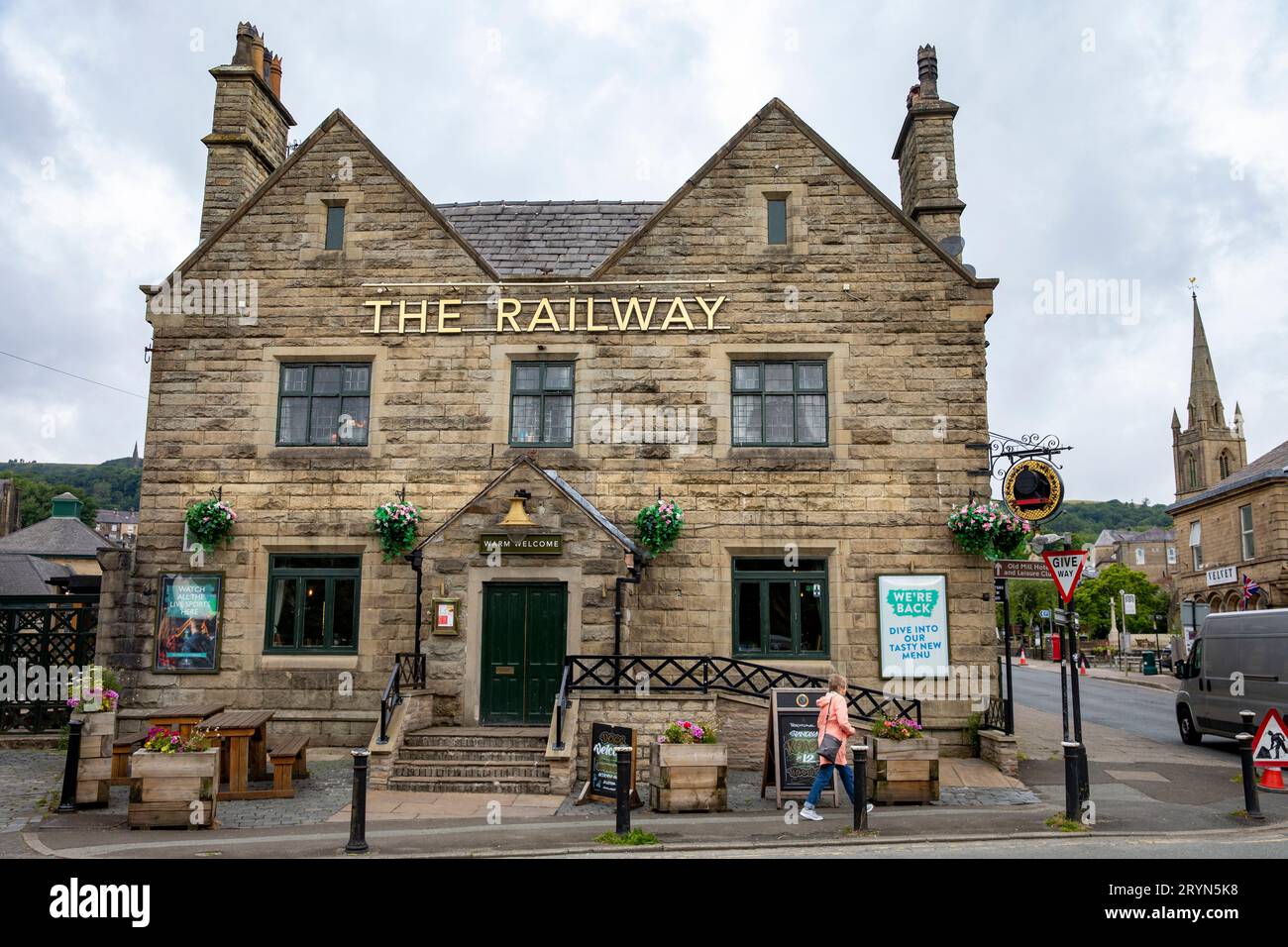 Ramsbottom Village nella Greater Manchester, Lancashire, Inghilterra, e il Railway Public House accanto alla stazione ferroviaria locale, Inghilterra, Regno Unito Foto Stock