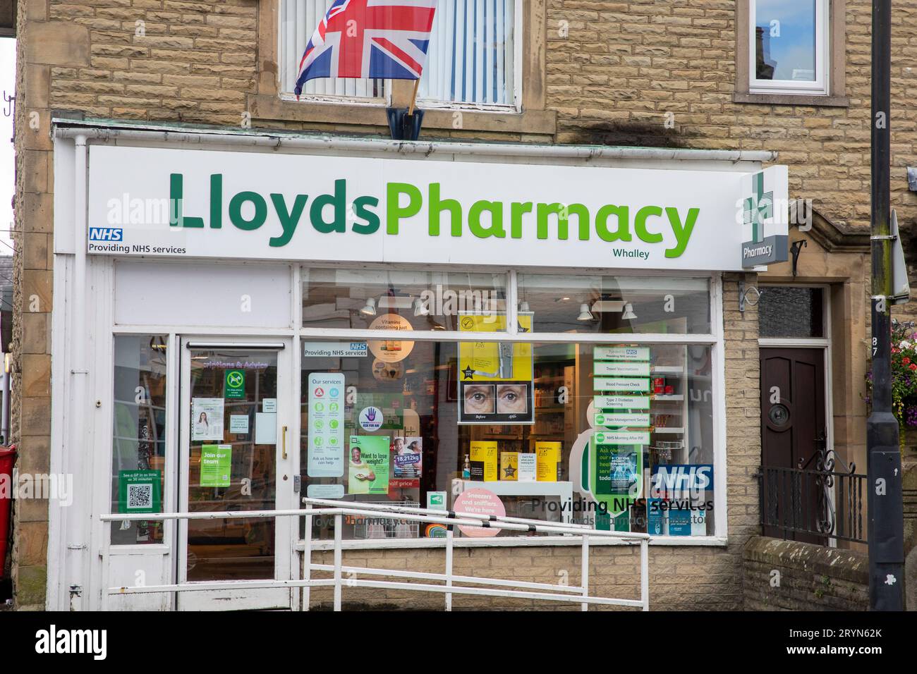 Farmacia Lloyds nel centro di Whalley, Lancashire, Inghilterra, Regno Unito Foto Stock
