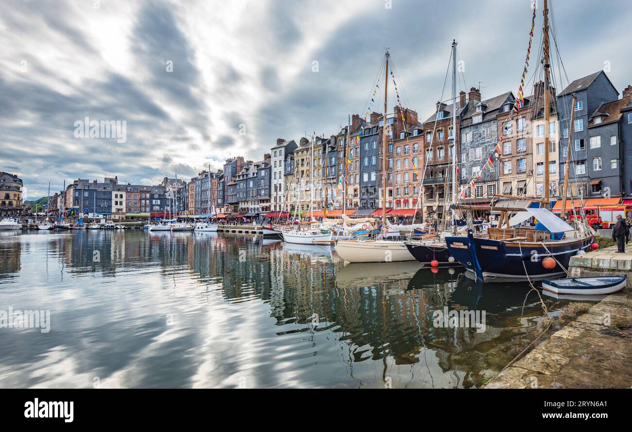 Il vecchio porto di Honfleur, Normandia, Francia Foto Stock
