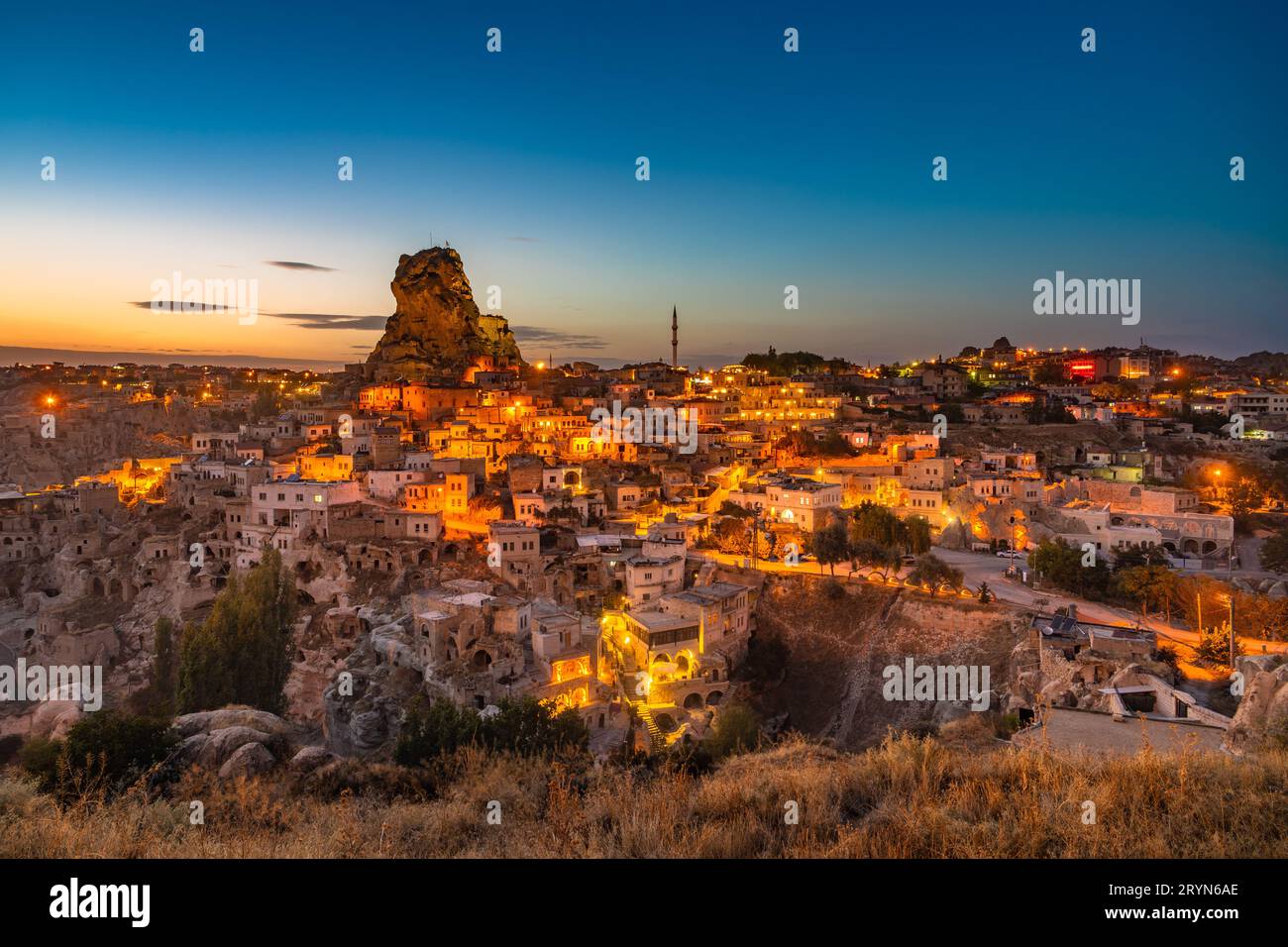 Ortahisar castello naturale e la città, Cappadocia, Turchia. Foto Stock