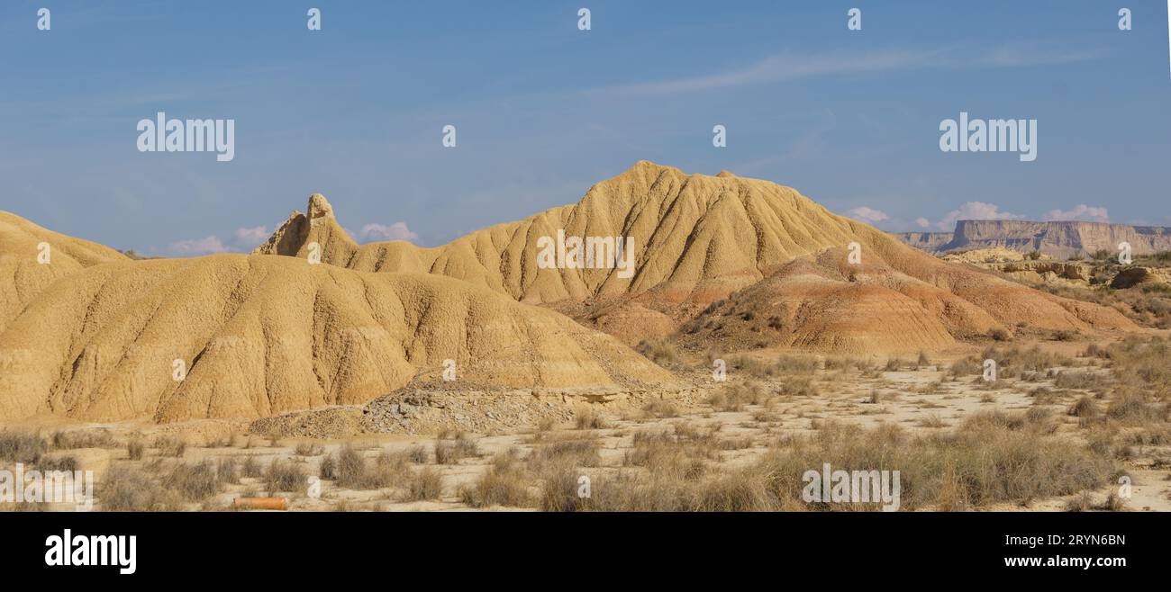 Strana formazione rocciosa di arenaria e argilla nel paesaggio desertico dell'arido altopiano delle Bardenas Reales, Arguedas, Navarra, Spagna Foto Stock