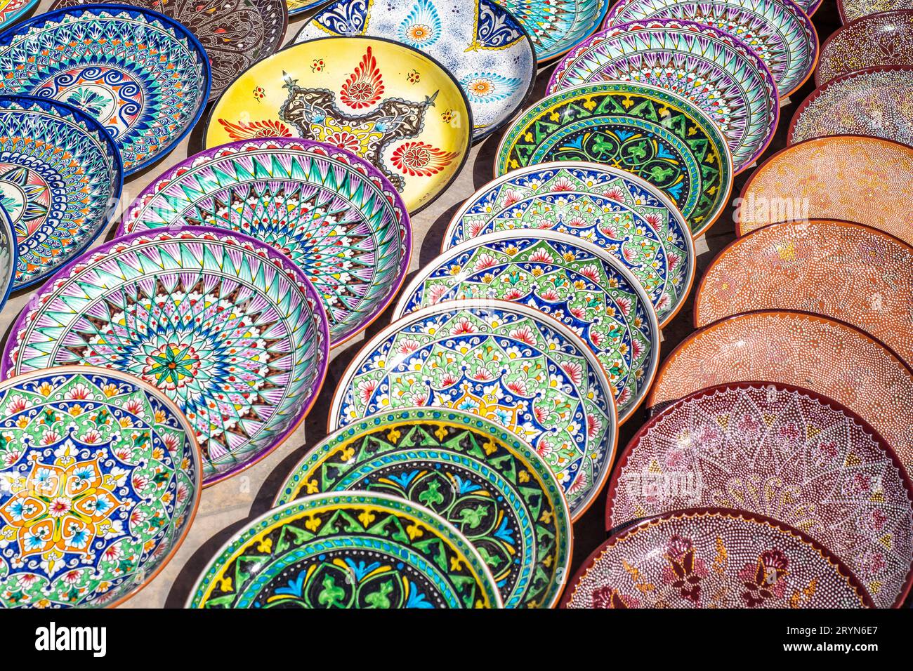 Piastre decorative in ceramica con ornamento tradizionale uzbeco nel mercato di strada di Bukhara. Uzbekistan Foto Stock