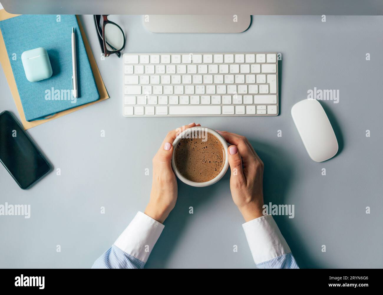 Pausa caffè sul posto di lavoro in ufficio. Lavoro processo creativo. Foto Stock
