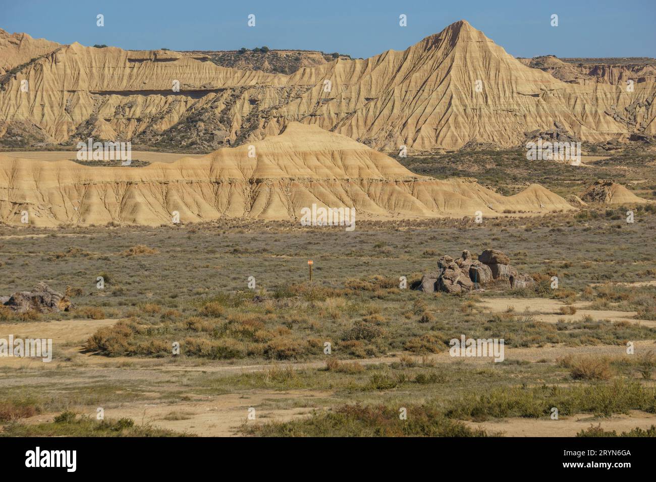 Formazioni rocciose nel paesaggio desertico dell'arido altopiano delle Bardenas Reales, Arguedas, Navarra, Spagna Foto Stock