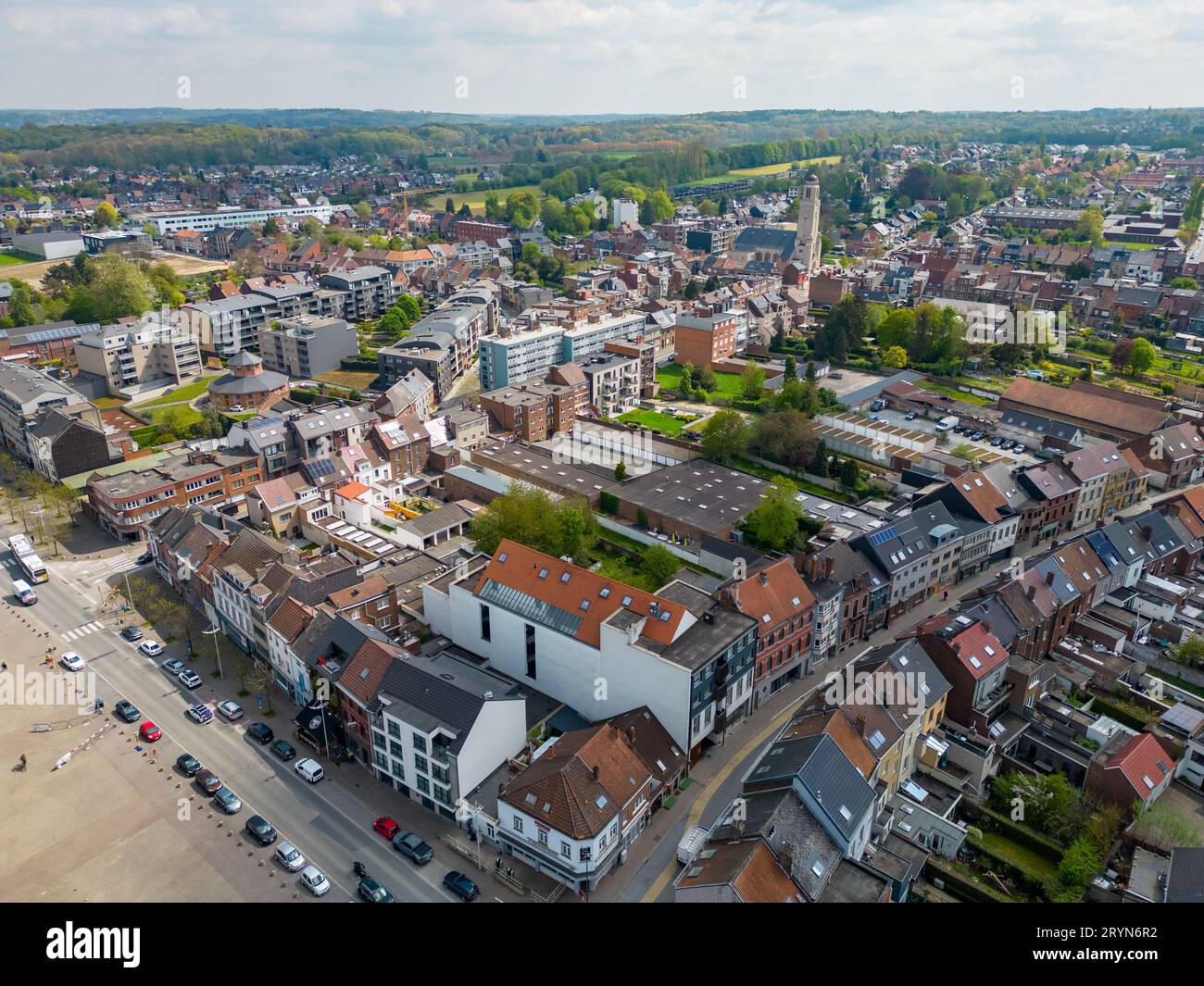 Halle, regione fiamminga del Brabante, Belgio, 01 05 2023, vista aerea dall'alto verso il basso della città di Halle in un soleggiato giorno primaverile Foto Stock