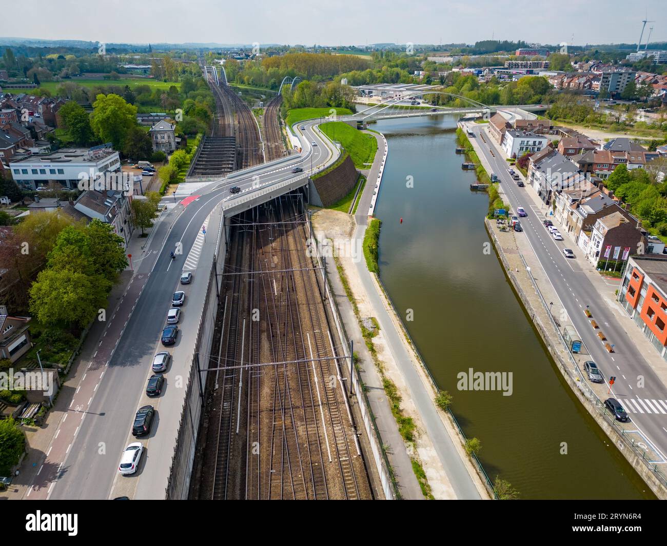 Halle, regione fiamminga del Brabante, Belgio, 01 05 2023, vista aerea dall'alto verso il basso della stazione ferroviaria e del canale marino nella città di Foto Stock