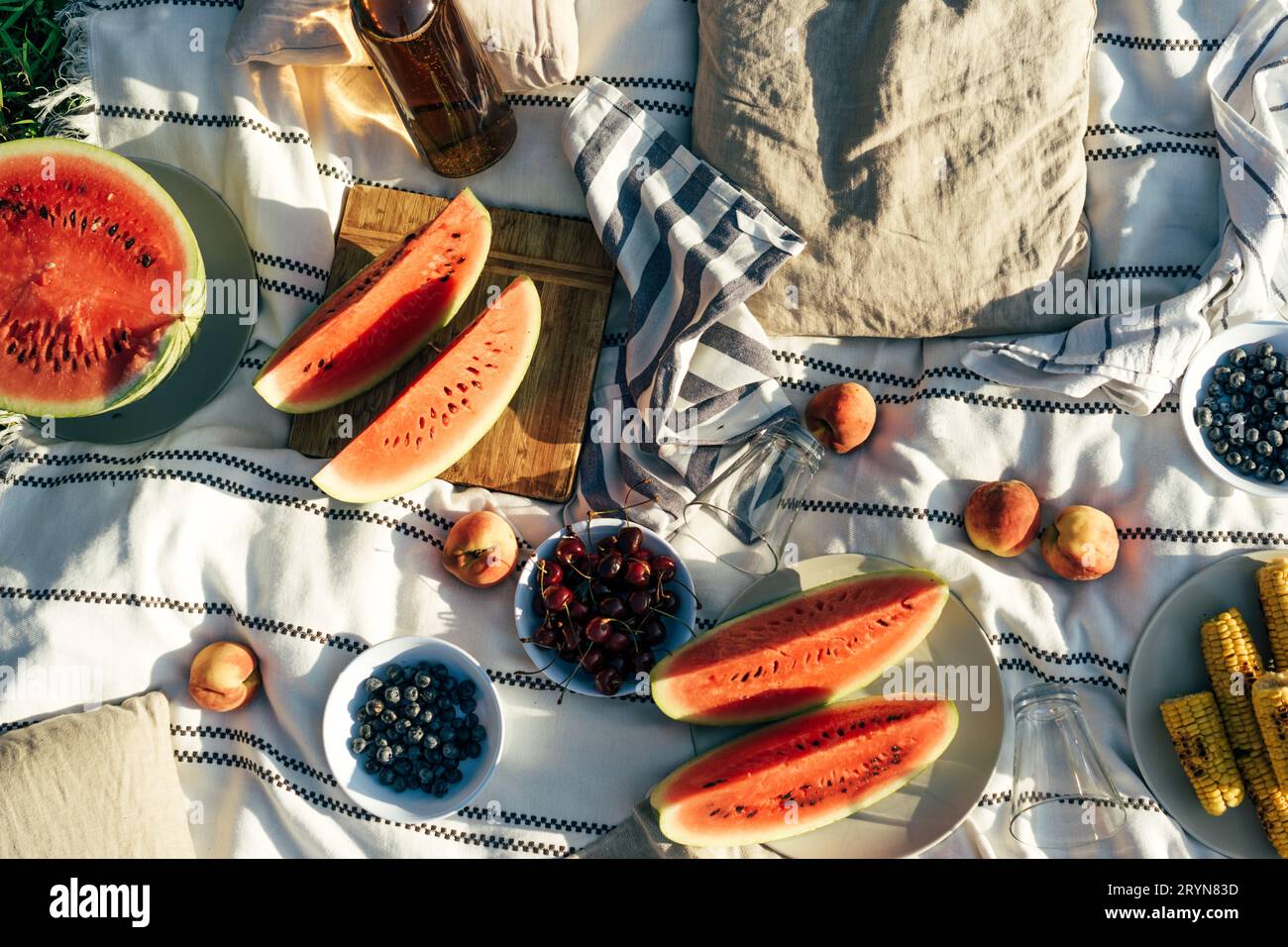 Picnic soleggiato. Raccolto estivo su una coperta da picnic. Foto Stock