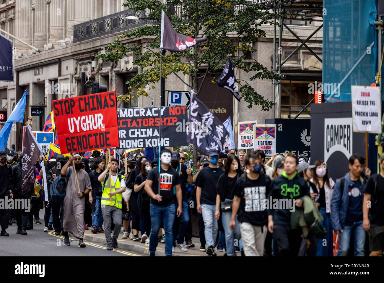 Londra, Regno Unito. 1 ottobre 2023. I manifestanti sono visti in possesso di cartelli mentre marciavano nel centro di Londra durante il raduno congiunto. Le comunità di Hong Kong, Mongoli meridionali, tibetani e uiguri tennero una manifestazione congiunta annuale e una marcia nella giornata nazionale della Repubblica popolare cinese per protestare contro la violazione dei diritti umani da parte del governo del Partito Comunista Cinese. La manifestazione ha chiamato l'opinione pubblica del Regno Unito a difendere i diritti umani in Cina. (Foto di Hesther ng/SOPA Images/Sipa USA) credito: SIPA USA/Alamy Live News Foto Stock