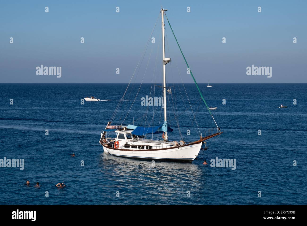 Yacht turistici con persone che navigano in mare. Vacanze estive in mare. Foto Stock