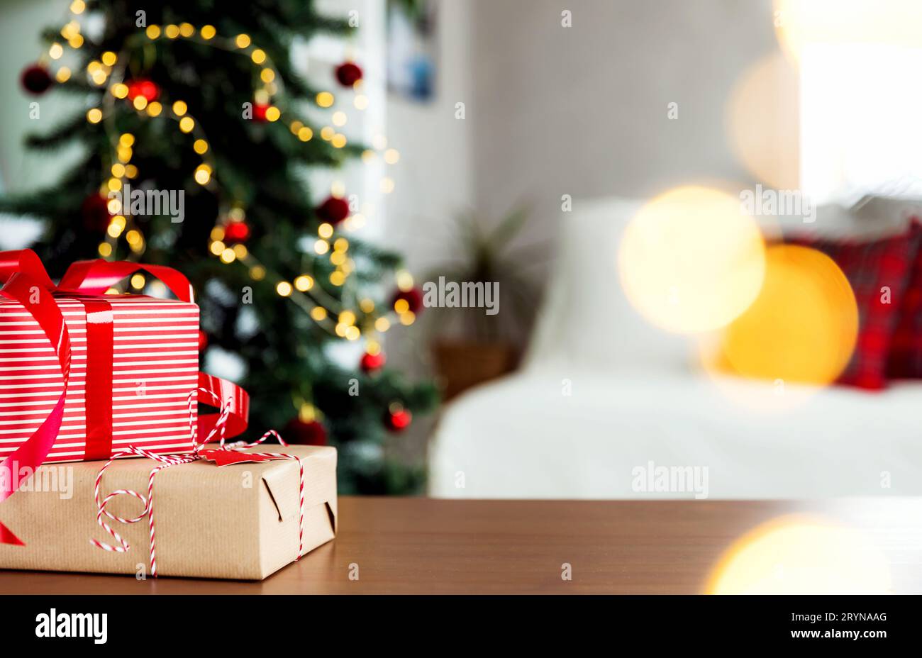 Natale, Capodanno sfondo con spazio copia. Piano tavolo vuoto in legno, composizione abete decorato sfocato, luce bokeh brillante Foto Stock