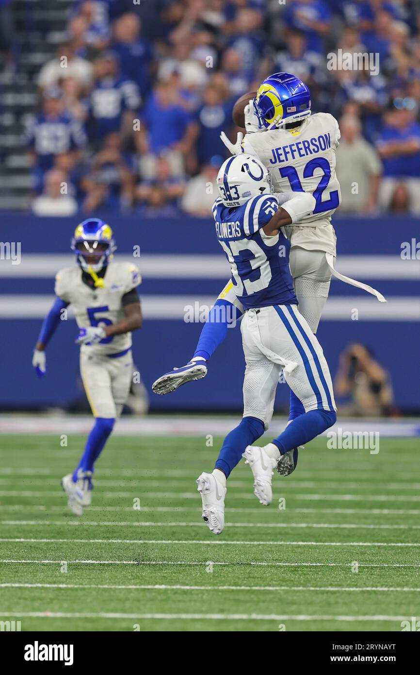 Indianapolis, NEGLI Stati Uniti; il wide receiver dei Los Angeles Rams Van Jefferson (12) sale per la ricezione, che viene interrotto dal cornerback degli Indianapolis Colts Foto Stock