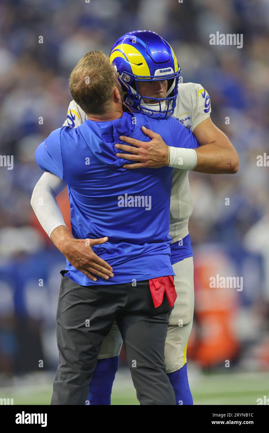 Indianapolis, NEGLI Stati Uniti; il quarterback dei Los Angeles Rams Matthew Stafford (9) riceve un abbraccio dal capo-allenatore Sean McVay dopo una partita nella NFL contro gli Indianapo Foto Stock