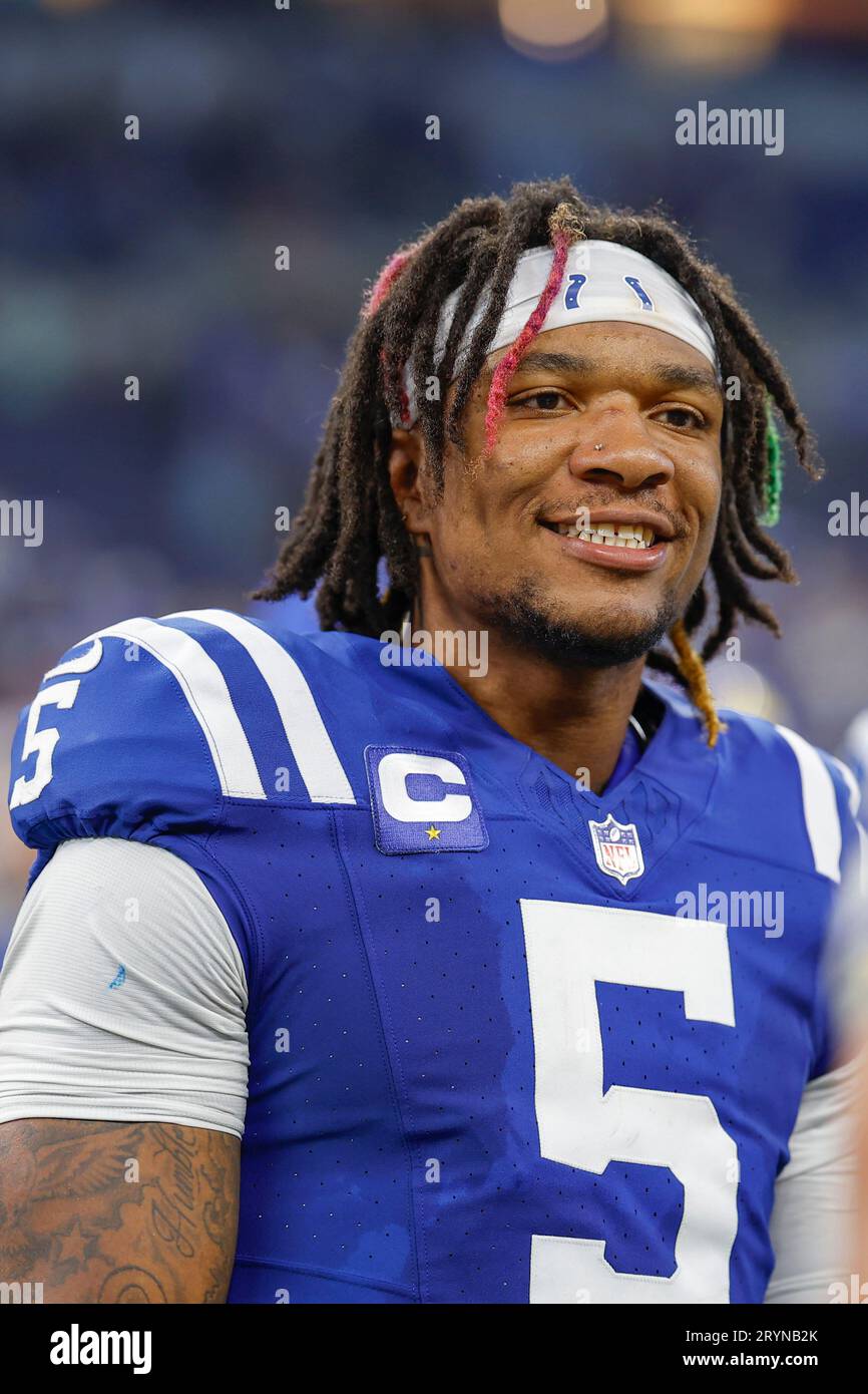 Indianapolis, NEGLI Stati Uniti; il quarterback degli Indianapolis Colts Anthony Richardson (5) sorrideva tutti dopo una partita nella NFL contro i Los Angeles Rams, domenica, oC Foto Stock