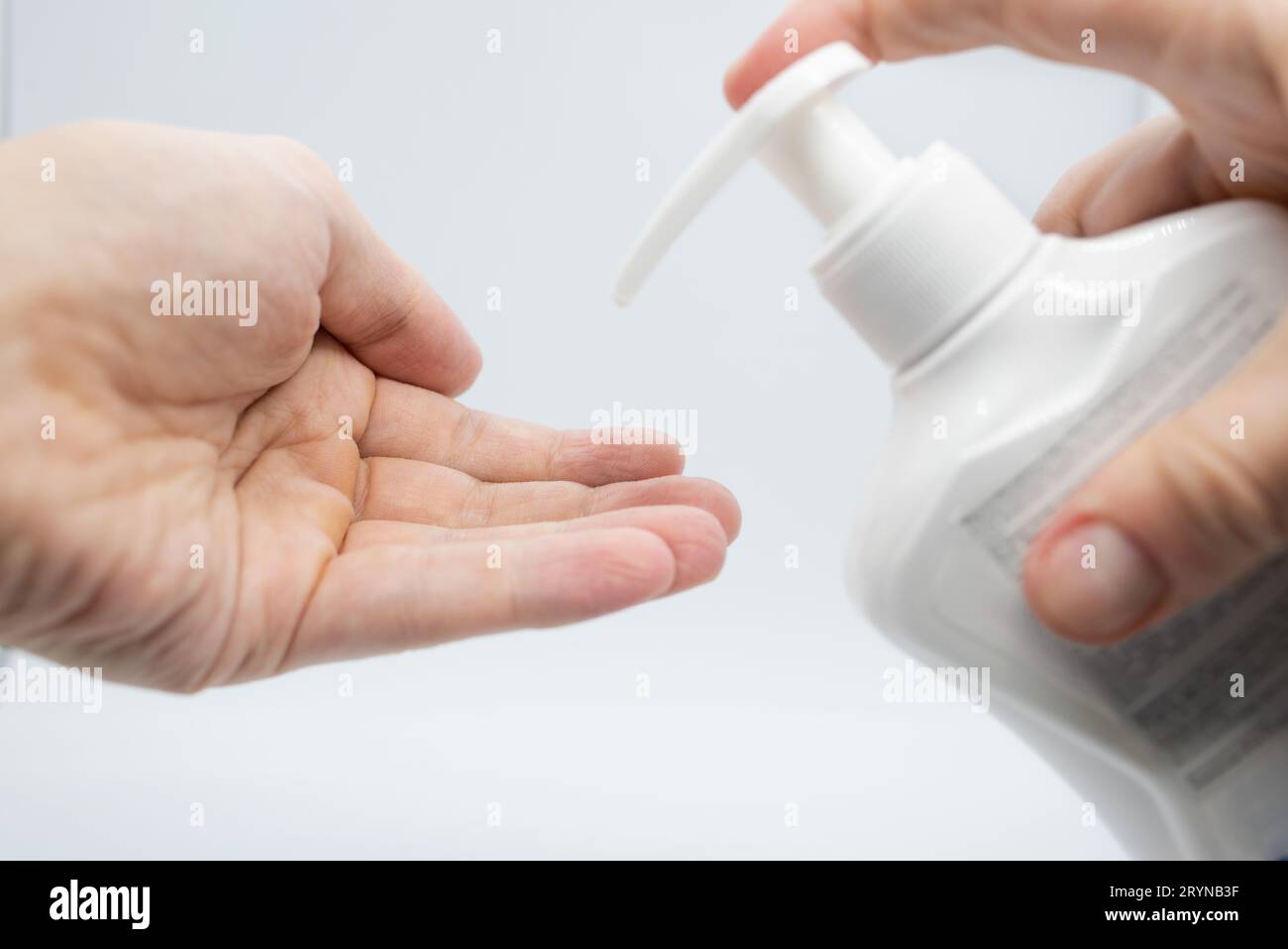 Igiene per proteggere la salute umana da virus, lavare le mani con il processo di sapone. Su sfondo rosa. Foto Stock