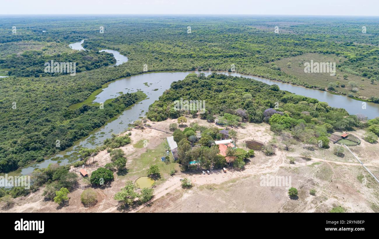 Veduta areale del tipico paesaggio Pantanal, serpeggiante fiume tropicale attraverso la foresta pluviale e la deforestazione Foto Stock