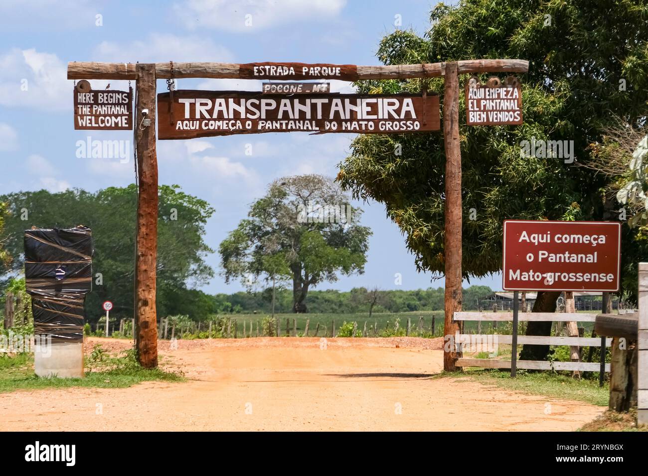 Ingresso della famosa strada della Transpantaneira nel nord di Pantanal, Mato Grosso, Brasile Foto Stock