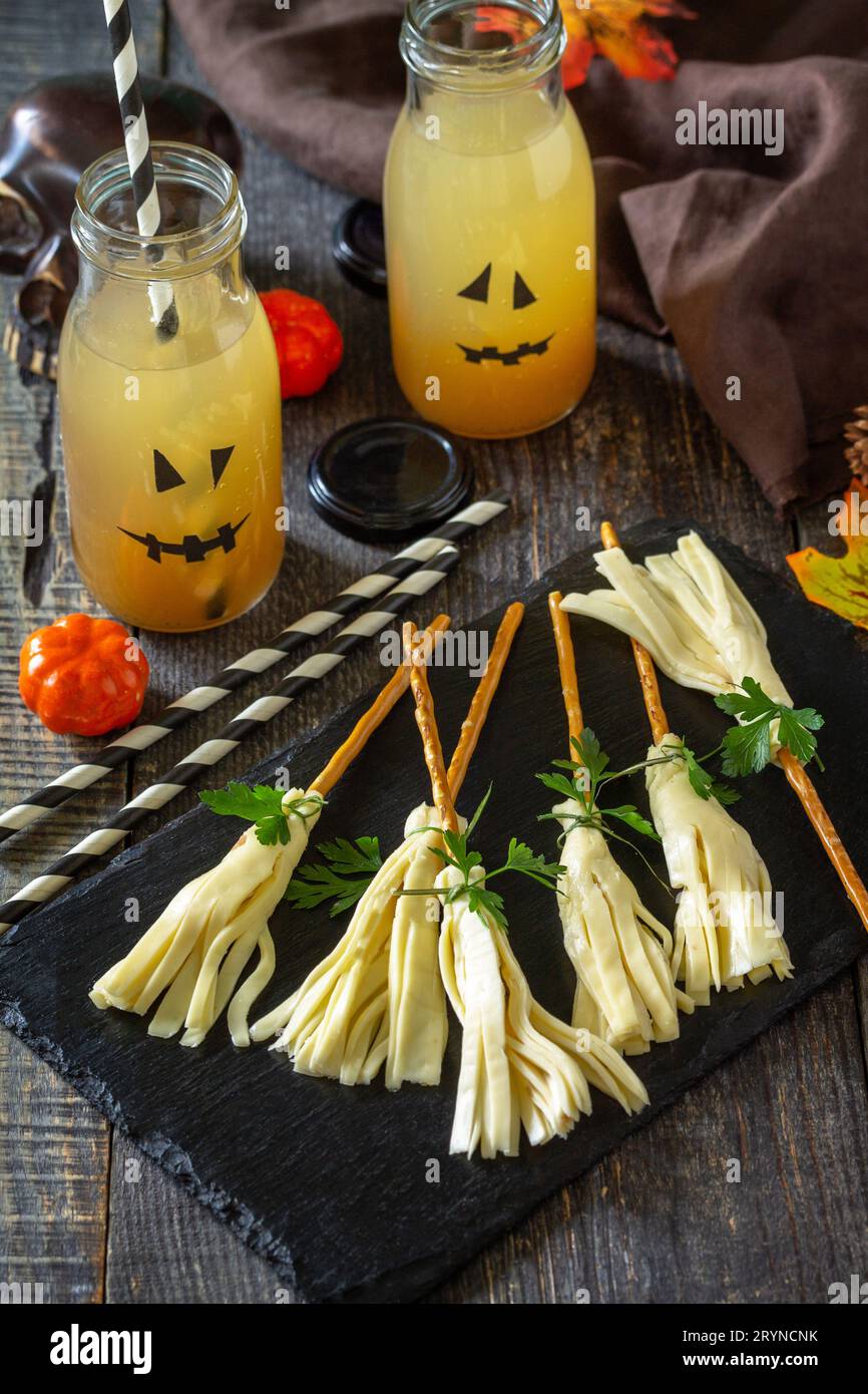 Halloween divertente idea per il cibo partito. Spuntino al formaggio di Halloween creativo su un tavolo di legno. Foto Stock