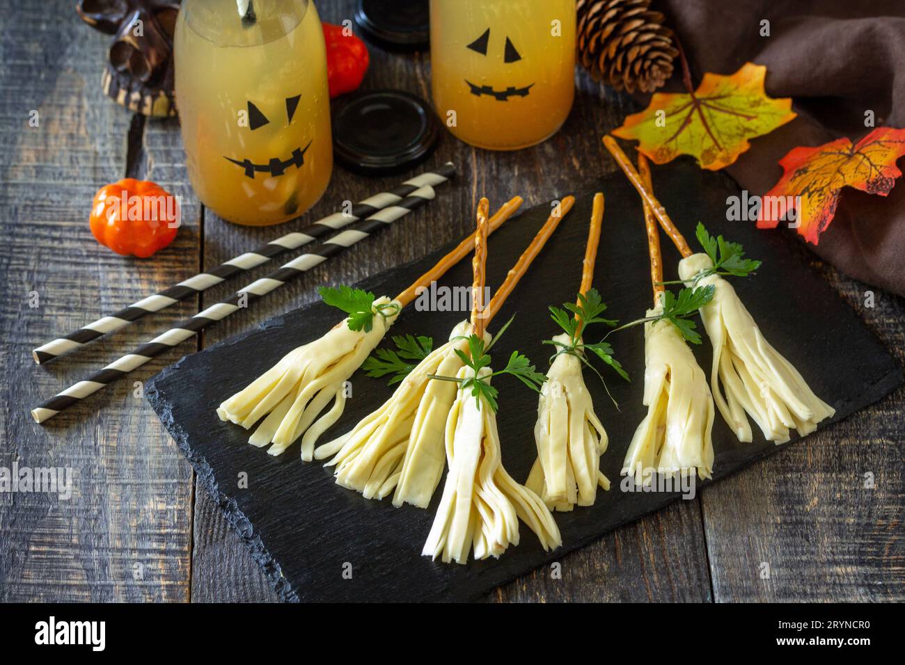 Halloween divertente idea per il cibo partito. Spuntino al formaggio di Halloween creativo su un tavolo di legno. Foto Stock