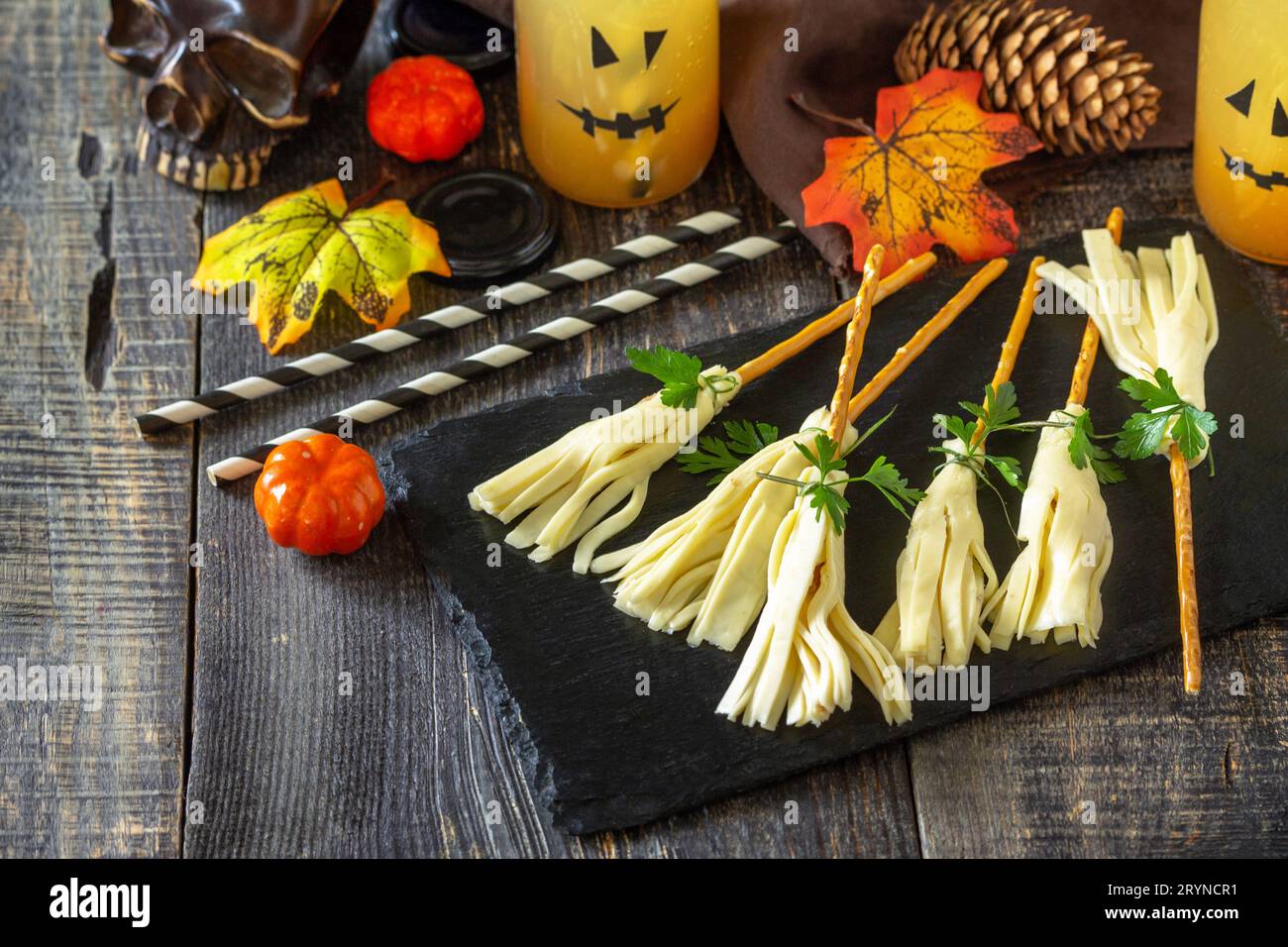 Halloween divertente idea per il cibo da festa. Spuntino creativo al formaggio di Halloween su un tavolo di legno. Copia spazio. Foto Stock
