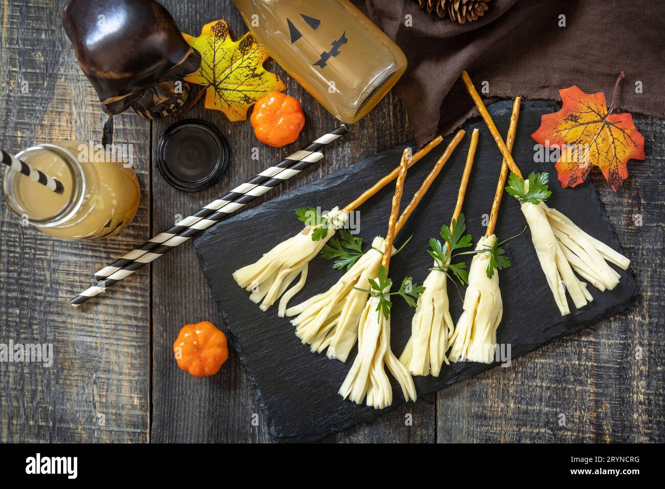 Halloween divertente idea per il cibo partito. Spuntino al formaggio di Halloween creativo su un tavolo di legno. Vista dall'alto sfondo piatto. Foto Stock