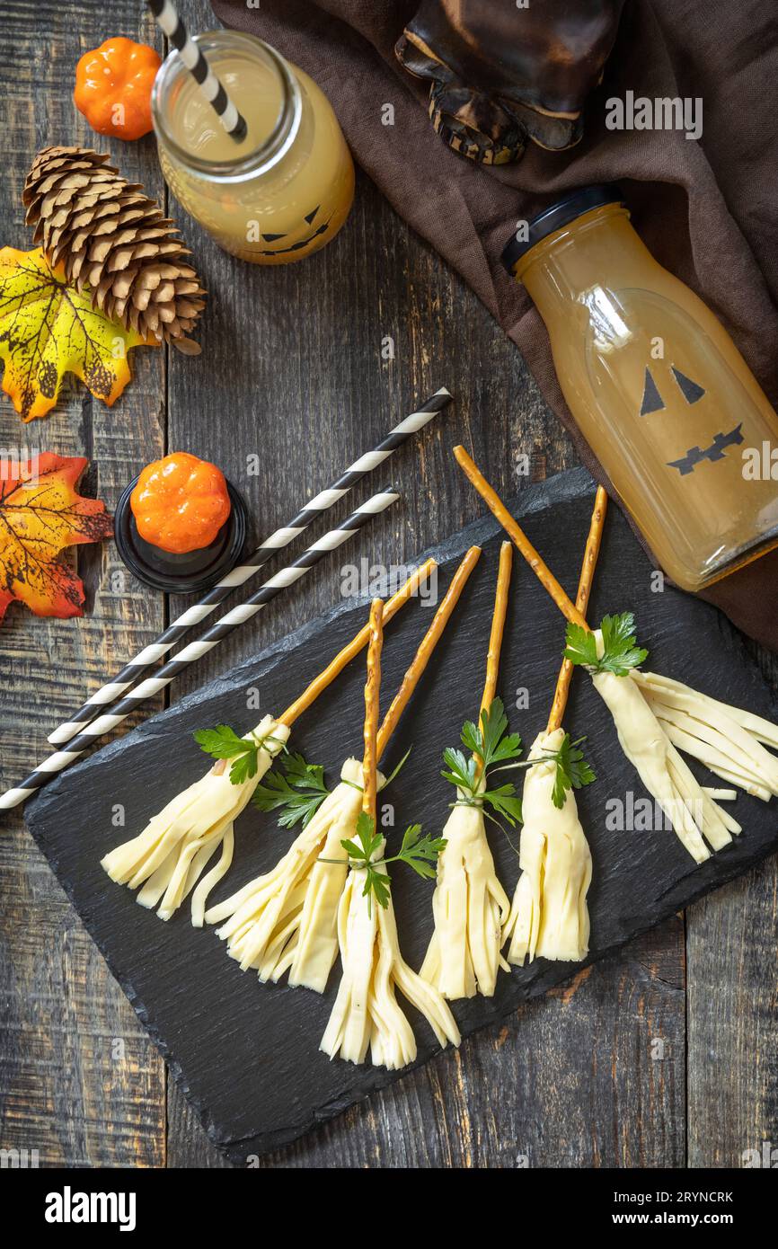 Halloween divertente idea per il cibo partito. Spuntino al formaggio di Halloween creativo su un tavolo di legno. Vista dall'alto sfondo piatto. Foto Stock