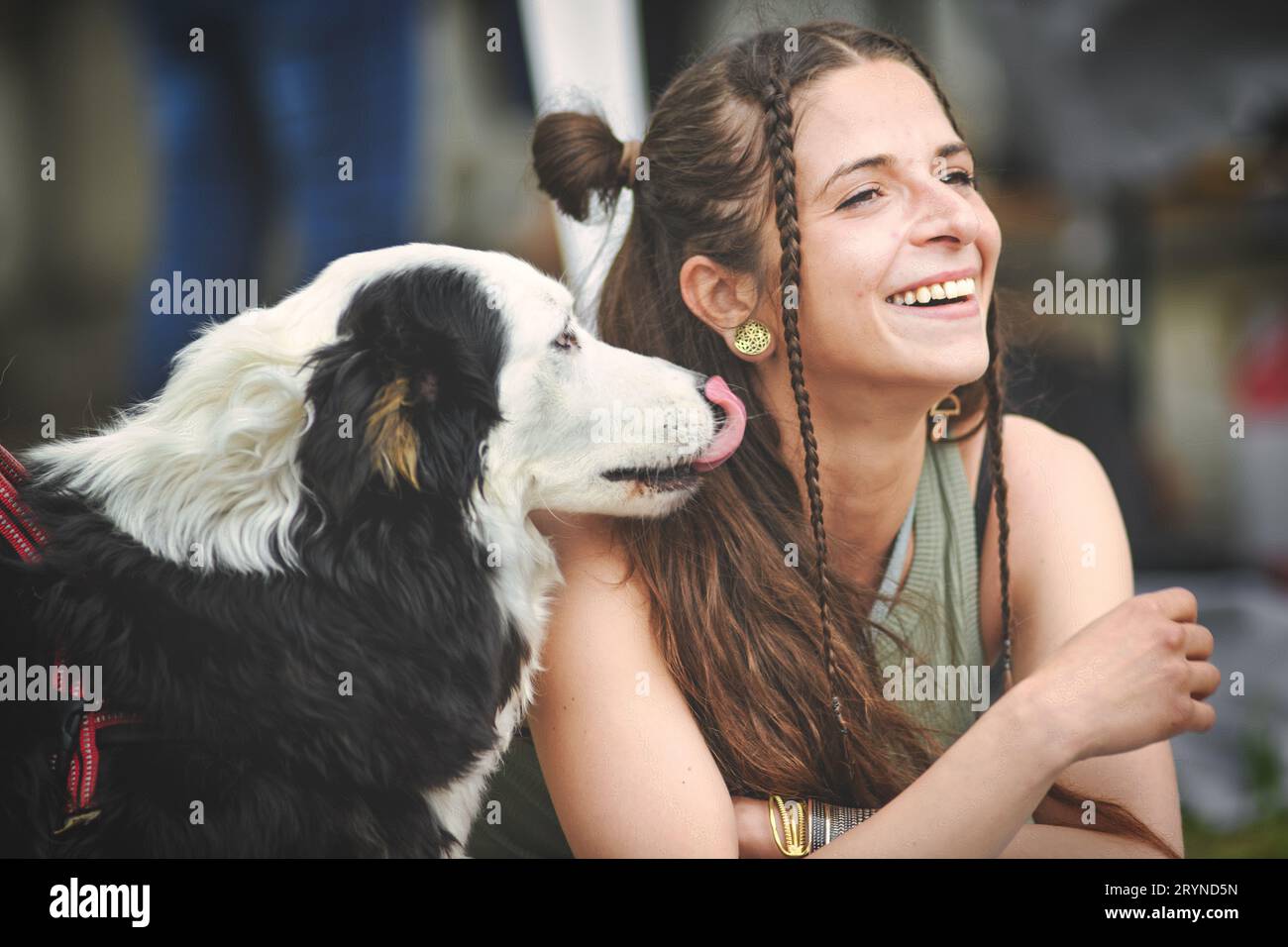 Ragazza caucasica con il suo inseparabile cane da pastore australiano Foto Stock
