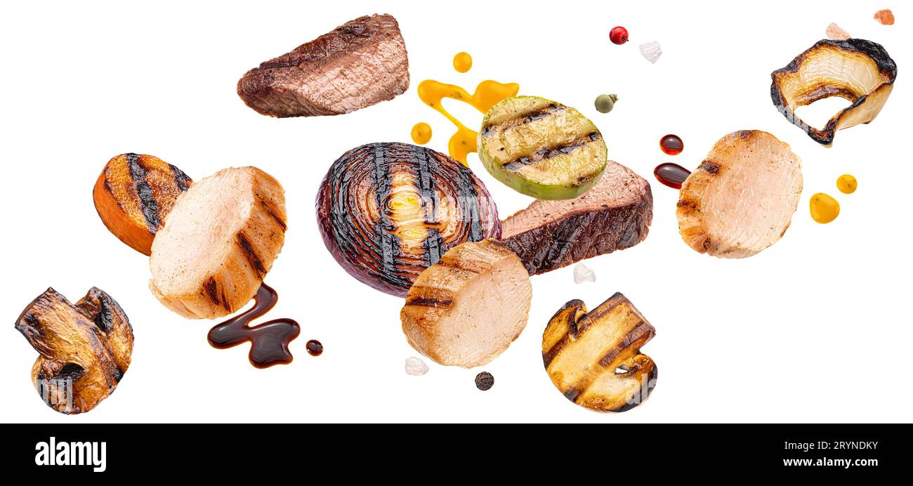 Fette di manzo alla griglia e verdure isolate su sfondo bianco Foto Stock