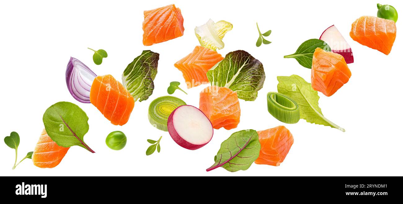 Ingredienti di insalata di salmone cadente isolati su sfondo bianco Foto Stock