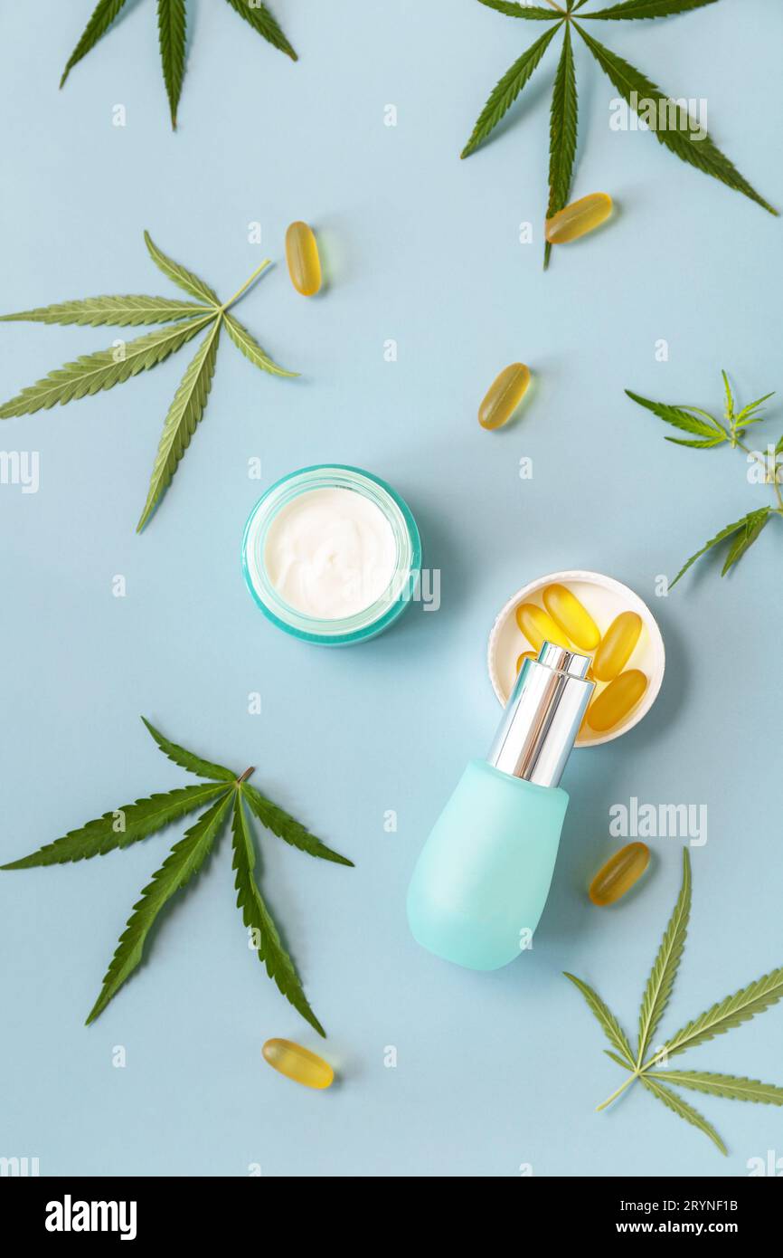 Herbal alternative Medicine Concept, cosmetici olio CBD. Prodotto cosmetico per la cura della pelle con foglie di cannabis. Crema idratante, siero, tappi Foto Stock