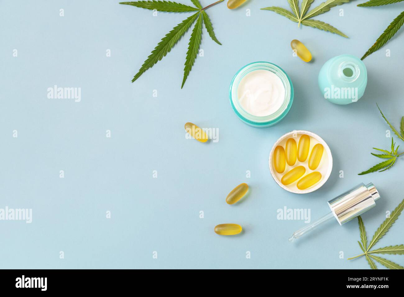Herbal alternative Medicine Concept, cosmetici olio CBD. Prodotto cosmetico per la cura della pelle con foglie di cannabis. Crema idratante, siero, tappi Foto Stock