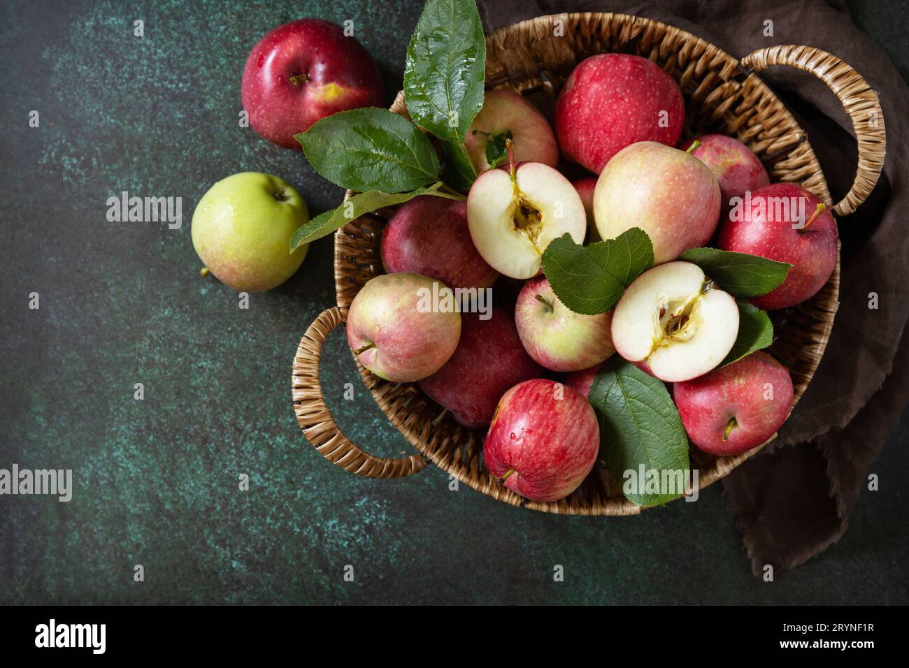 Frutta di fondo, frutta biologica. Cibo ancora vita. Cesto di mele mature su un tavolo di pietra. Vista dall'alto. Spazio di copia. Foto Stock